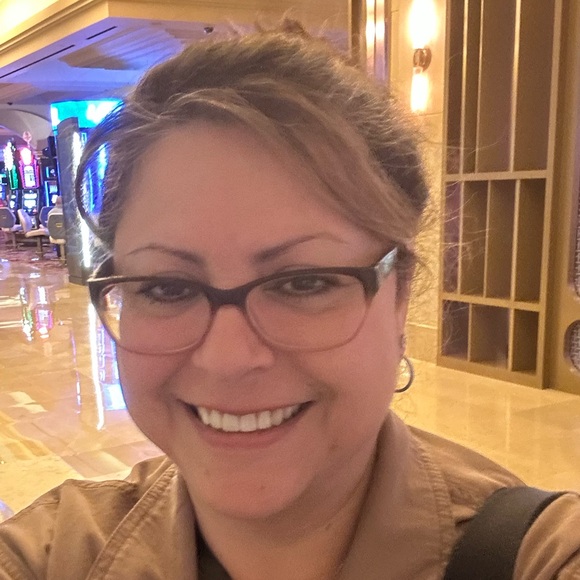 Meet your Posher, Laura - Picture 1 of 2